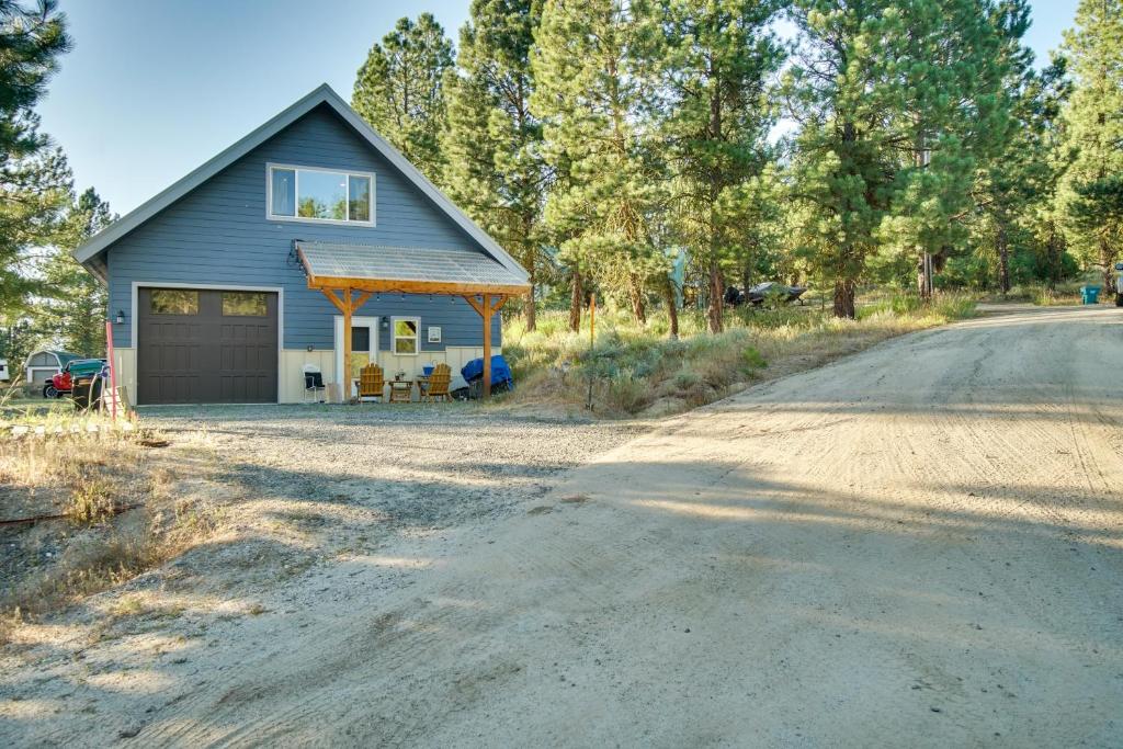 卡斯凯德Cascade Cabin Hideaway with Views, half Mi to Lake的土路旁的房子