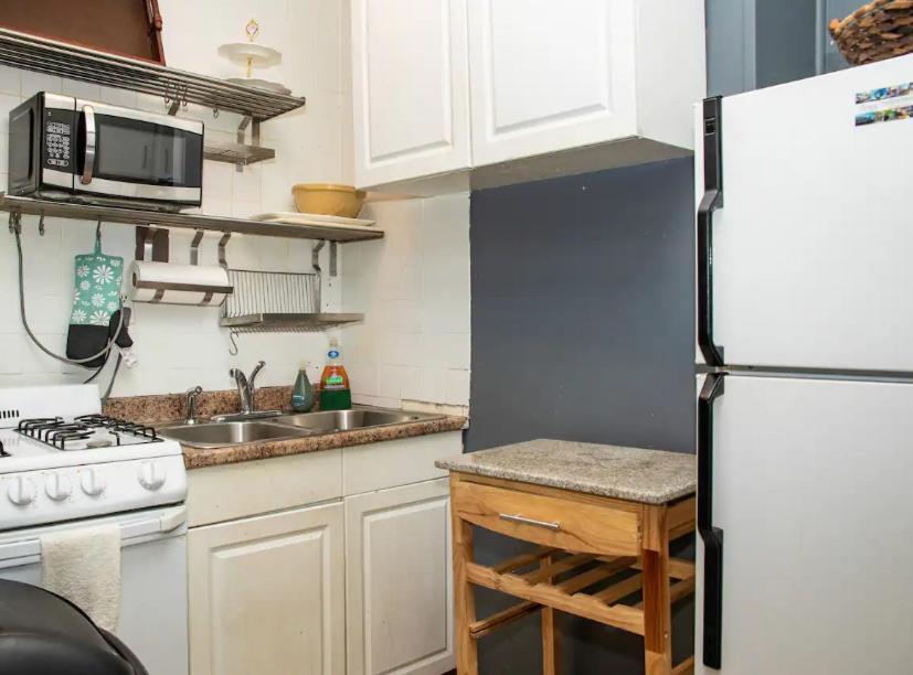纽约Marvelous 3BR in NYC!的厨房配有白色冰箱和水槽