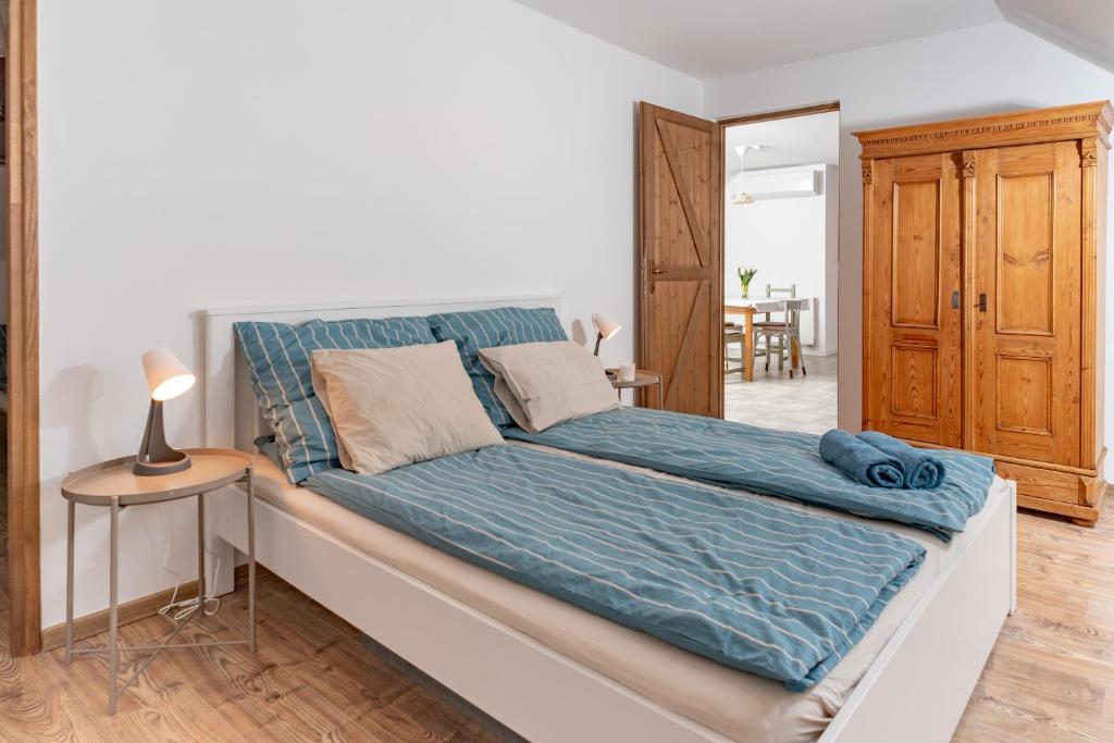 西格利盖特Berkenyeliget Vendégház的一间卧室配有一张带蓝色床单的大床