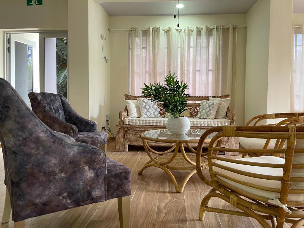 圣安德烈斯Alka's Paradise Guest House and Lodging的客厅配有沙发和桌椅