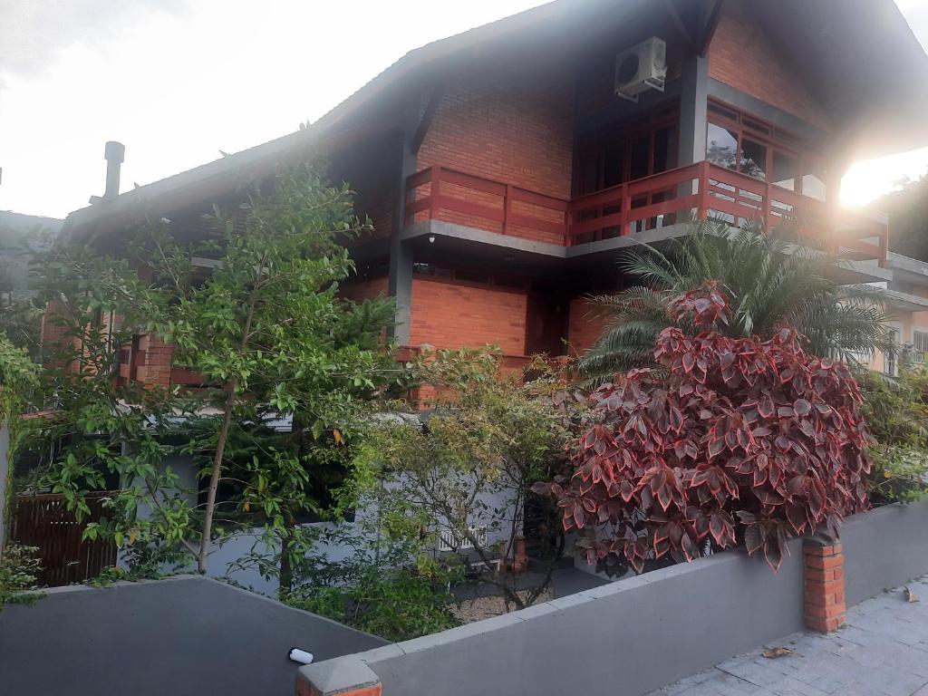 弗洛里亚诺波利斯Guest House Lagoa的前面有一堆植物的建筑