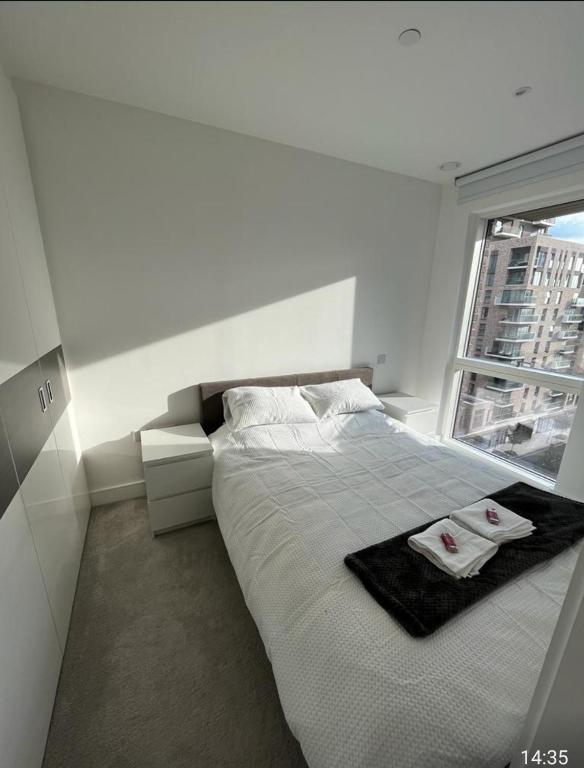 巴尔金Zencityhomes的白色的卧室设有床和窗户