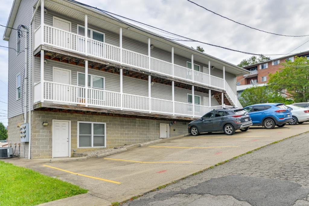 摩根敦Morgantown Apartment Near Hospitals 1 Mi to WVU!的停车场内有车辆停放的公寓大楼