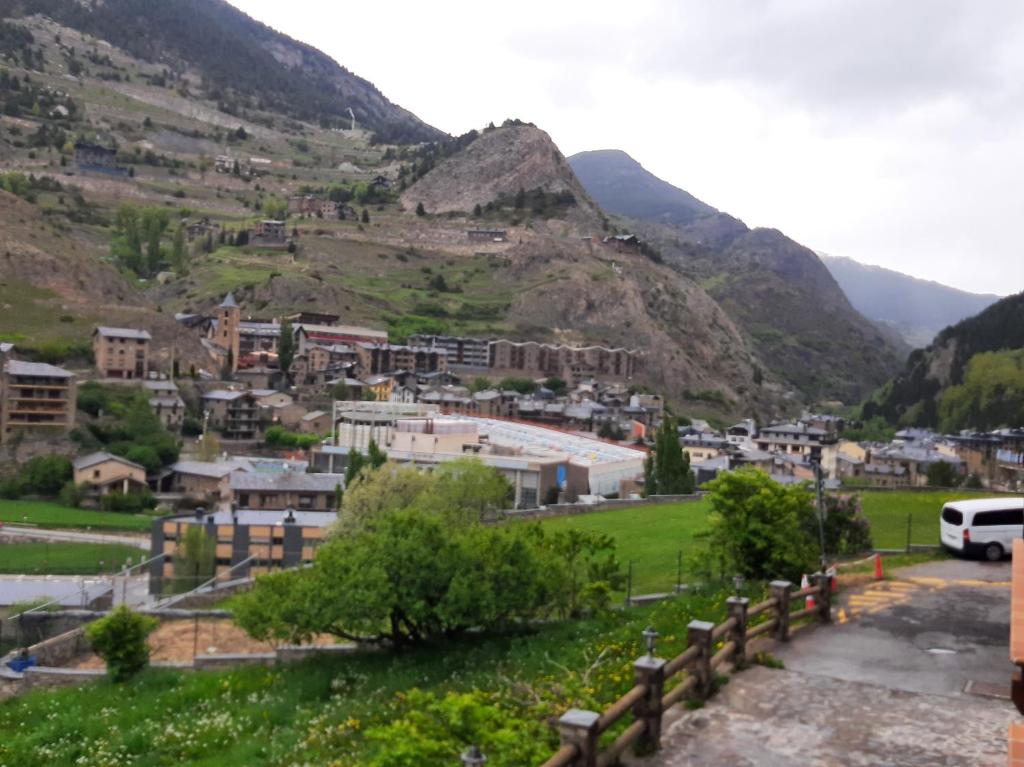 卡尼略Flor de Muntanya的享有山区小镇的景色