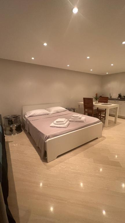 莫尔科泰CUORE OPENSPACE的卧室配有白色的床和桌子