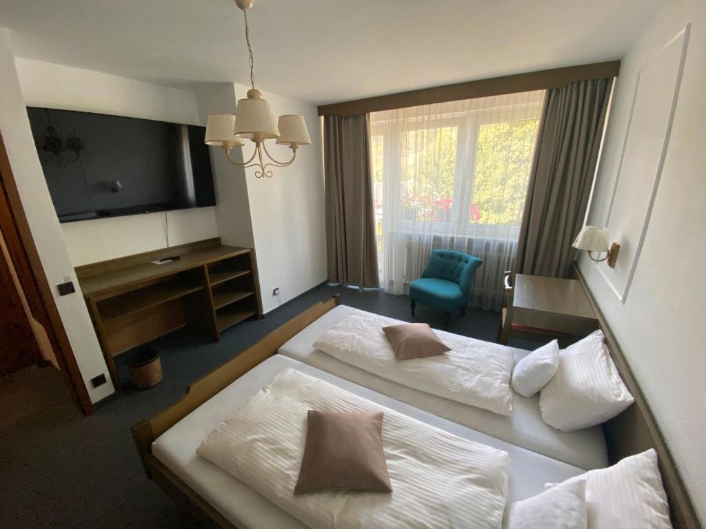 FilsenAltes Tor的酒店客房设有两张床和电视。