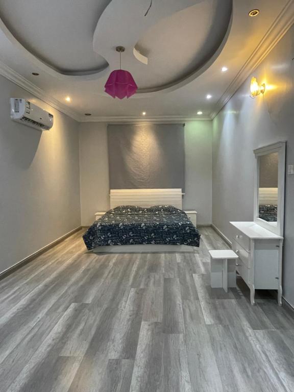 艾卜哈غرفتين نوم ومجلس في أبها的一间卧室设有一张床和天花板