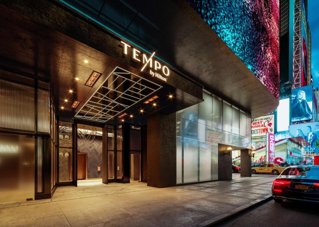 纽约Tempo By Hilton New York Times Square的建筑的侧面有标志