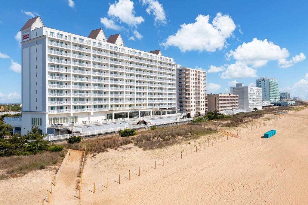 大洋城Hilton Garden Inn Ocean City Oceanfront的沙滩旁的海滩上酒店