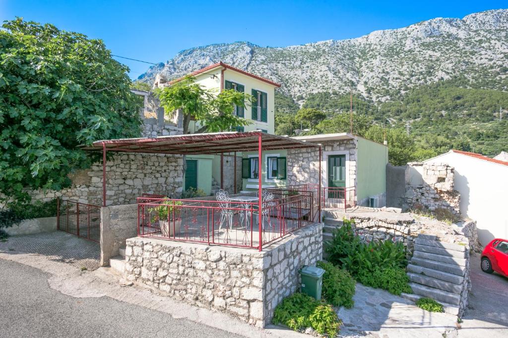 伊格拉恩Holiday house with a parking space Igrane, Makarska - 8332的山前正在建造的房子