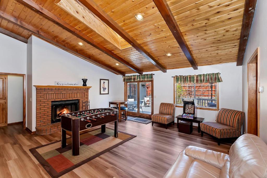 大熊湖118 - Pinecrest Getaway的客厅配有桌子和壁炉