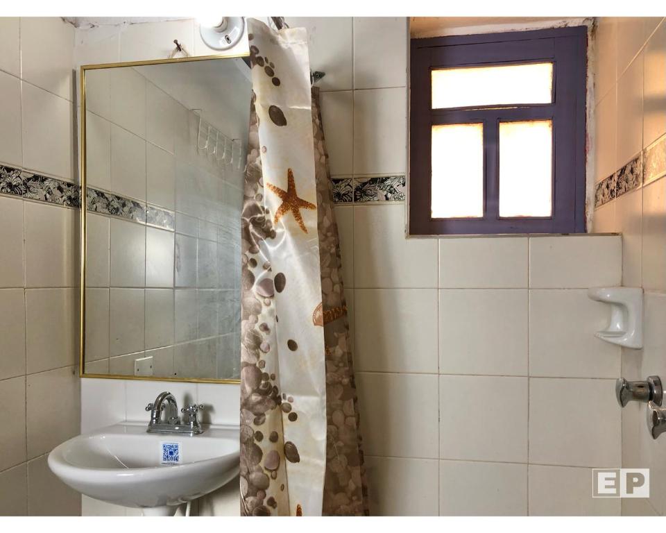 莱瓦镇Beija Flor Hostel的一间带水槽和镜子的浴室