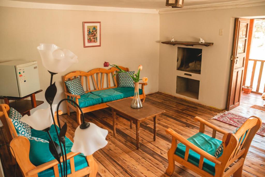 卡哈马卡Finca San Antonio De Shudal的客厅配有沙发和桌子