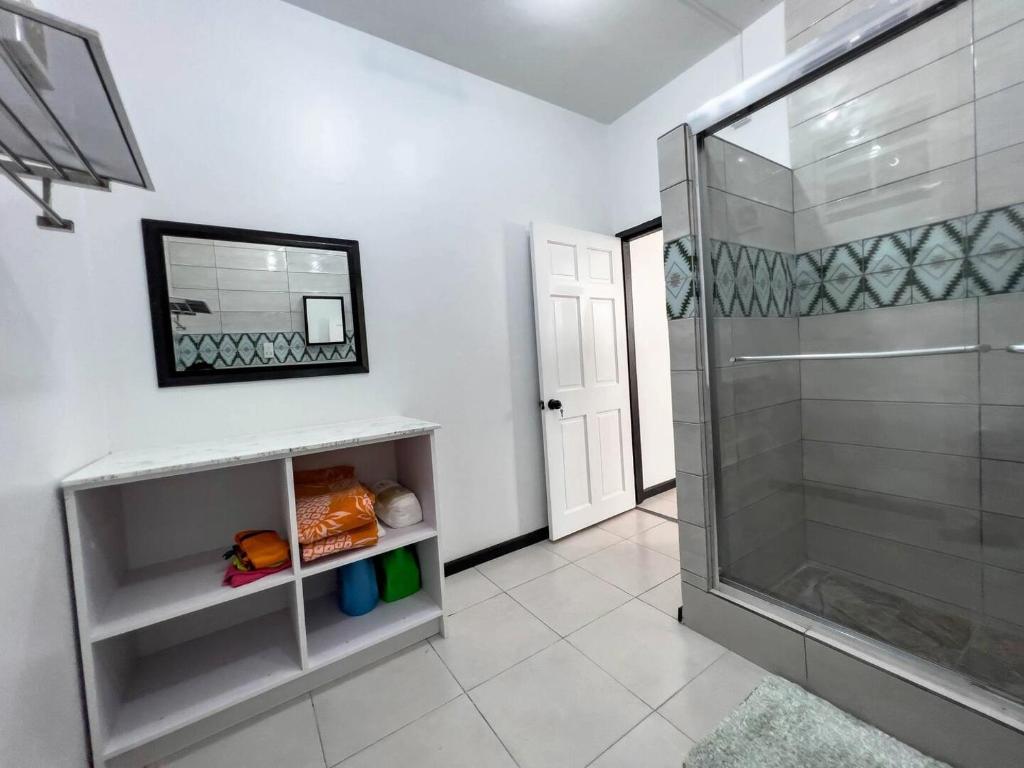 格罗斯岛Chalet Belizomi Tropical Villas Studio Villa #3的带淋浴和镜子的浴室