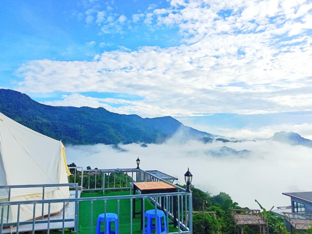 Ban Sakoenภูลังกาซีวิว的以及山景阳台。