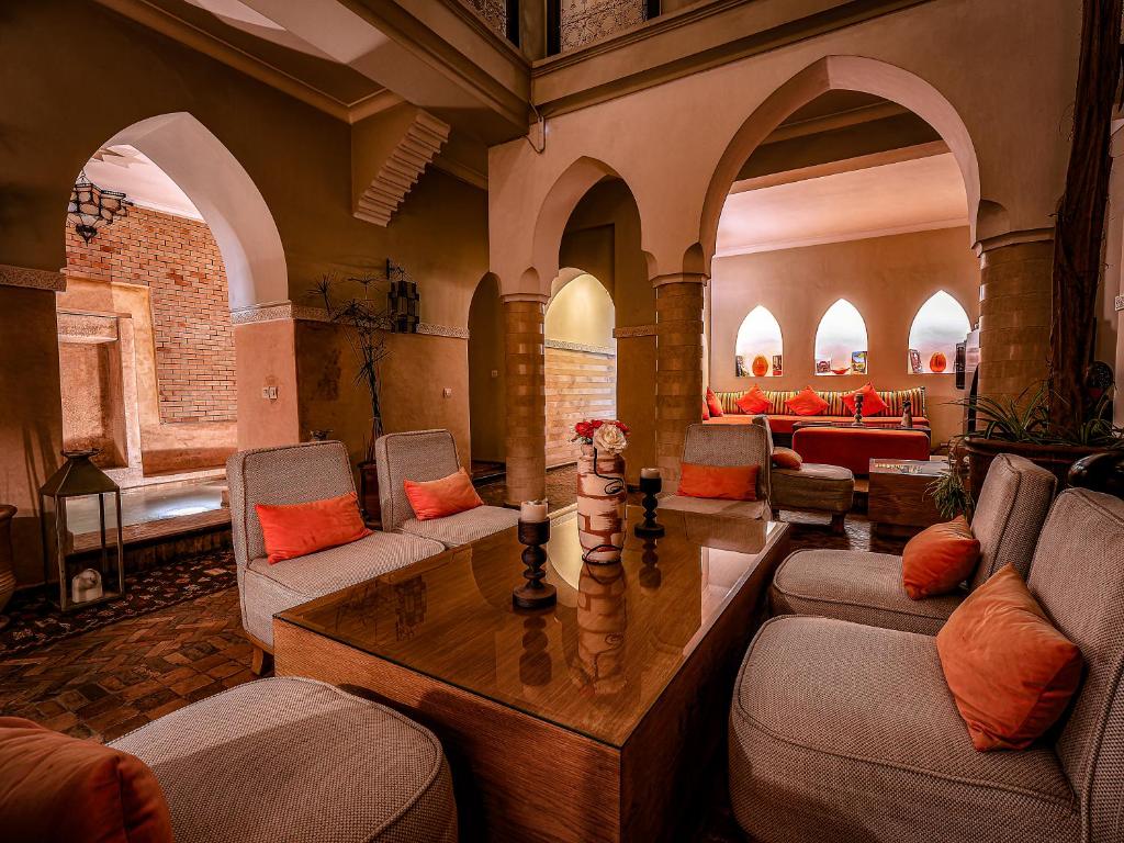 马拉喀什安达马里酒店的客厅配有桌椅