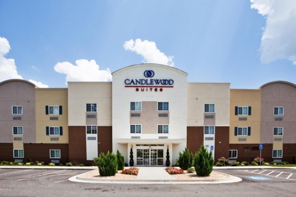 卡斯珀Candlewood Suites Casper, an IHG Hotel的十字架酒店前方的 ⁇ 染