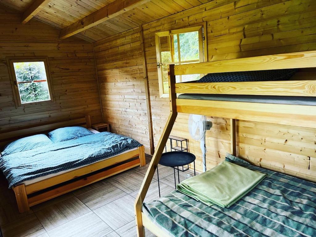 LibochoviceChatka Jägerhaus K myslivně 26的小木屋内设有一间带两张双层床的卧室
