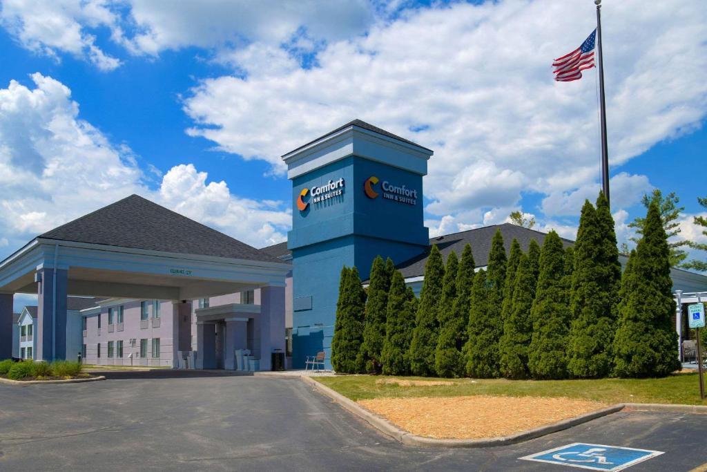 GermantownComfort Inn & Suites NW Milwaukee的前面有美国国旗的建筑