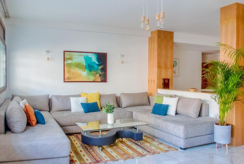拉巴特Luxury Apartment 3 Bedroom in the Heart of Agdal near Arribat Center的客厅配有两张沙发和一张桌子