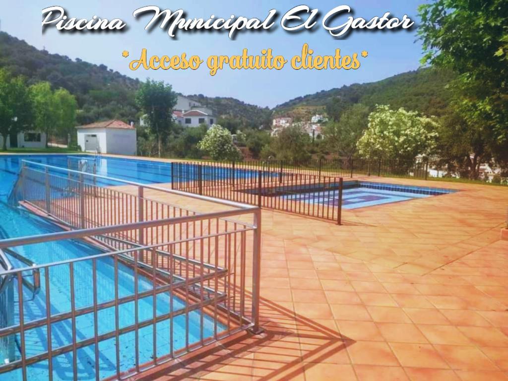 埃尔加斯托尔马德罗内拉度假屋的一座游泳池四周环绕着金属围栏