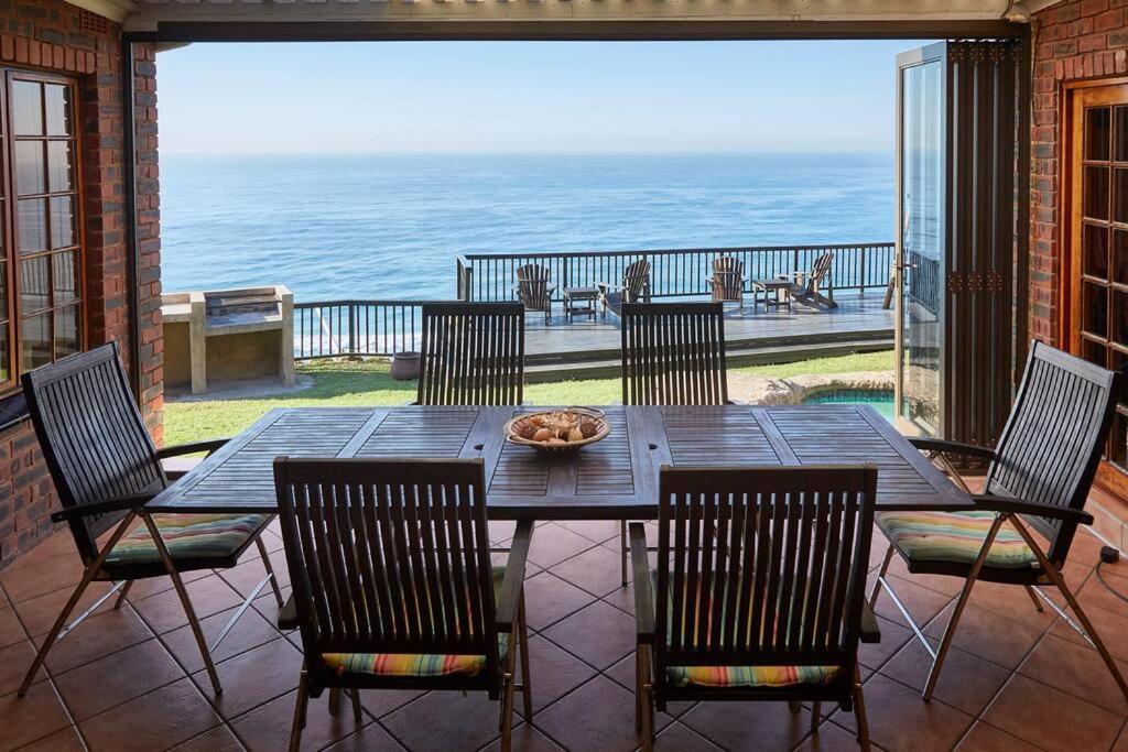 德班Garvies Surf house的海景露台配有桌椅