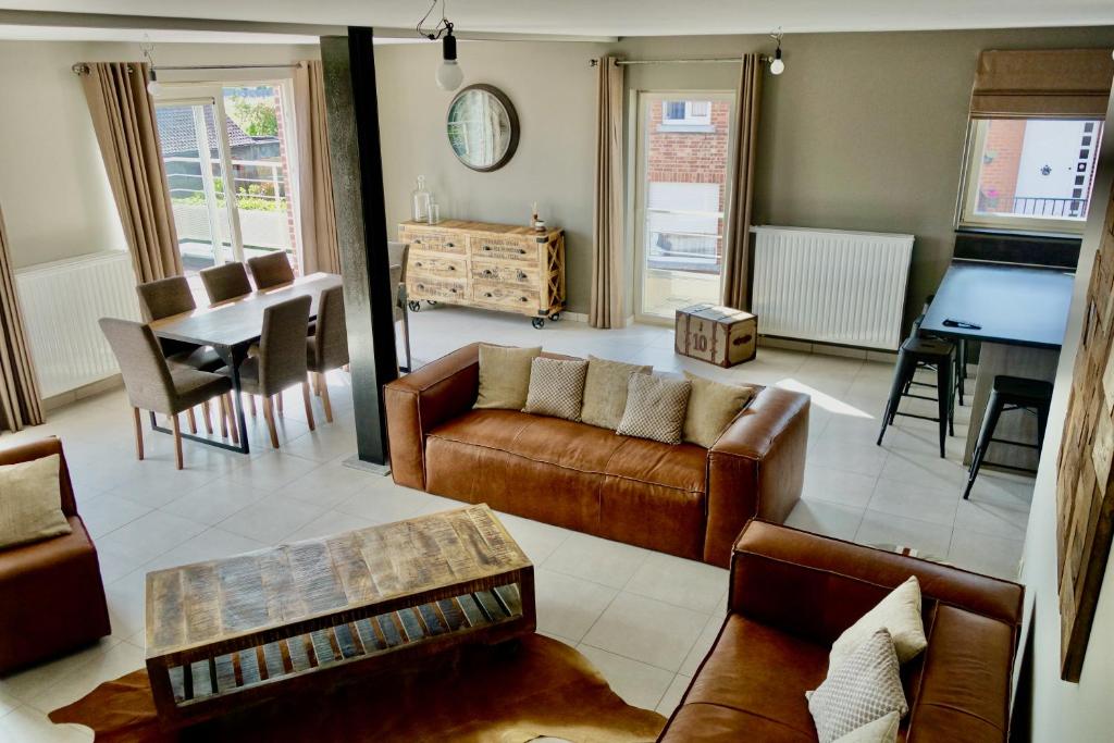 蒙斯Becosy Loft en duplex avec terrasse et 3 chambres的客厅配有沙发和桌子
