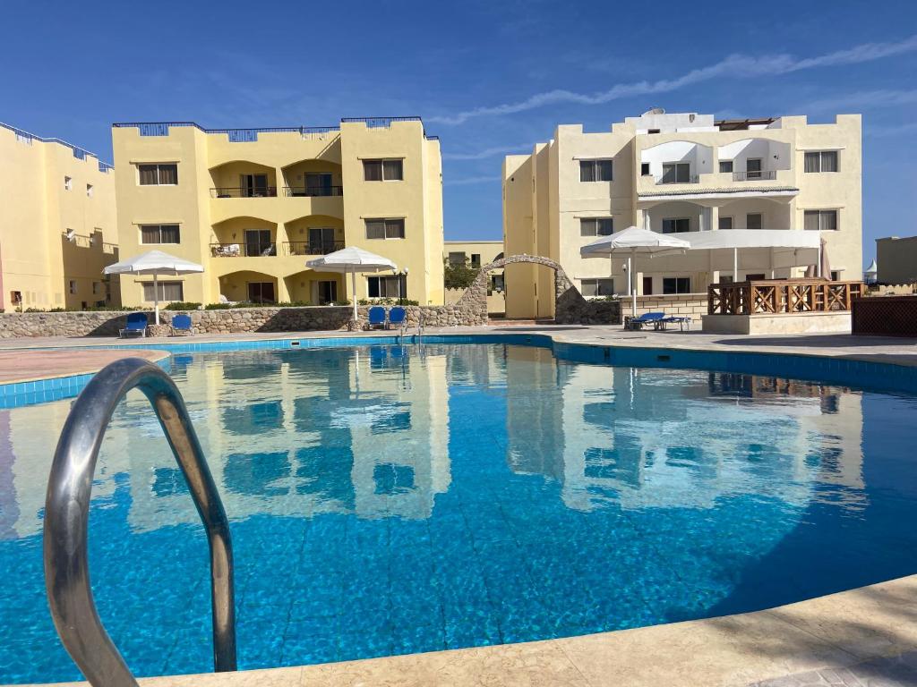 沙姆沙伊赫Apartment in Amwaj Resort&Casino B609的两个公寓楼前的游泳池
