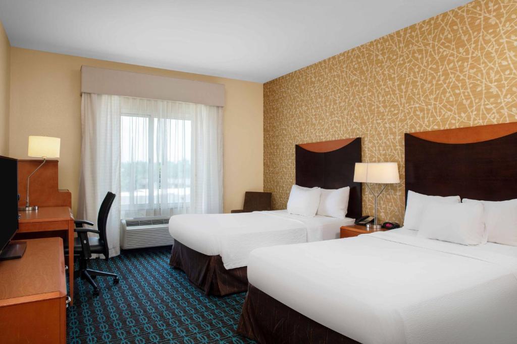 奥古斯塔Fairfield by Marriott Inn and Suites Augusta Fort Eisenhower Area的酒店客房配有两张床和一张书桌
