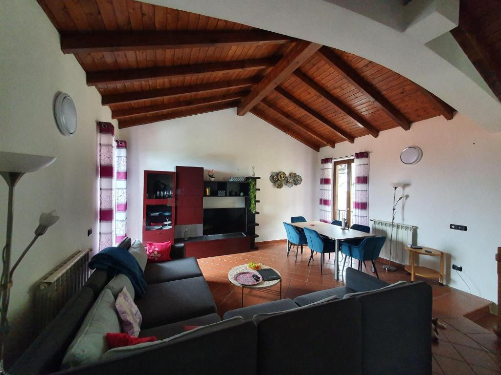 勒威诺Casa-Shila的客厅配有沙发和桌子