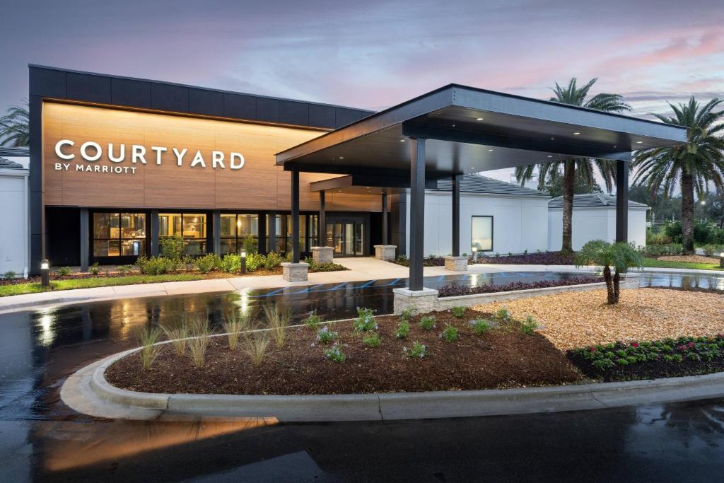 西棕榈滩Courtyard by Marriott West Palm Beach的建筑前方带有庭院的建筑