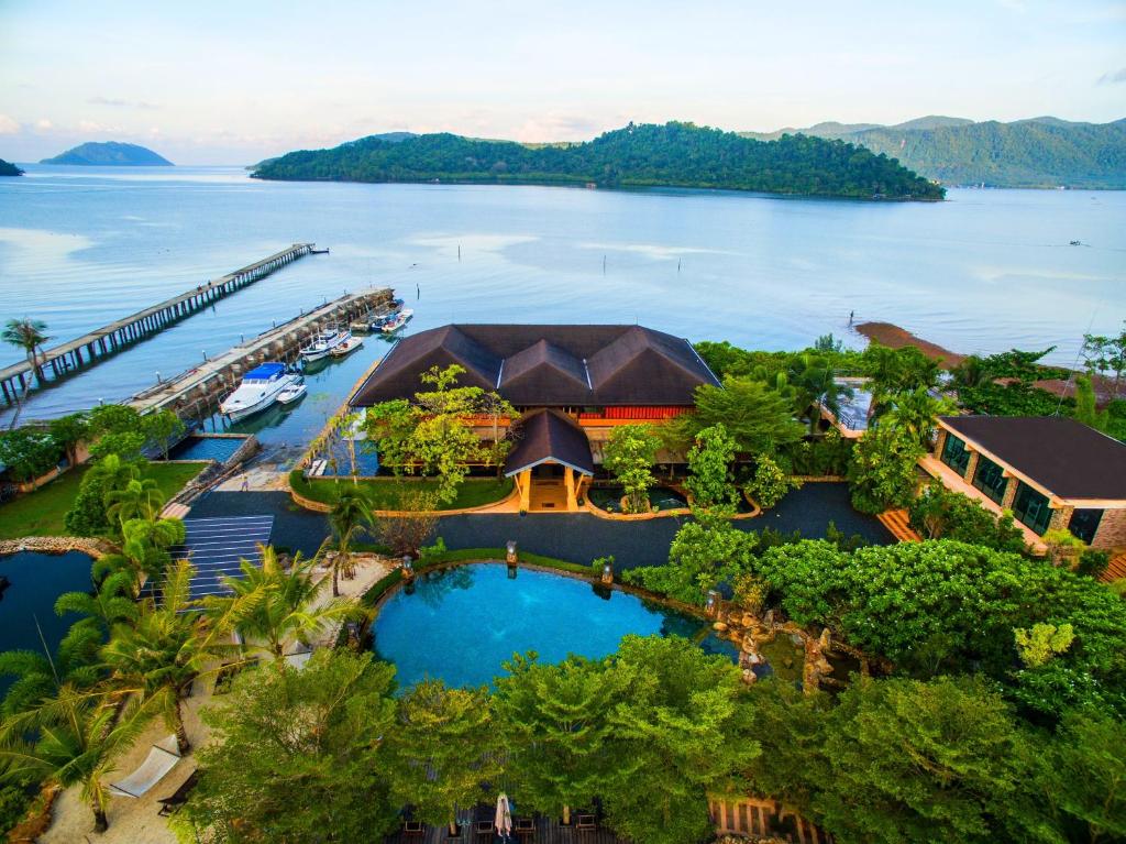 象岛至尊象岛度假村的享有带游泳池的度假村的空中景致