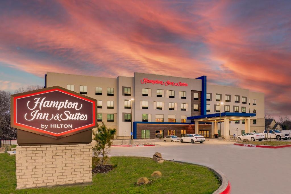 韦瑟福德Hampton Inn & Suites Weatherford, Tx的前面有标志的大建筑