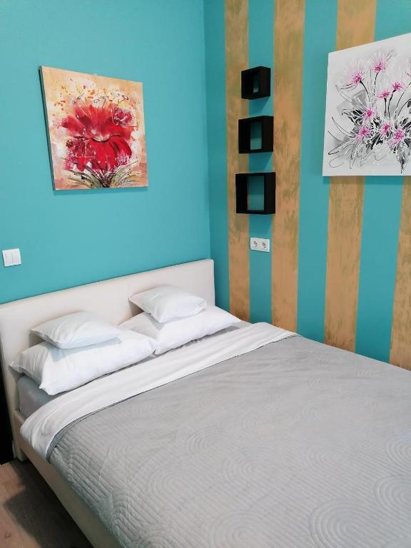 克卢日-纳波卡Queency Apartament cu gradina și parcare gratuita的一间卧室配有一张壁画床