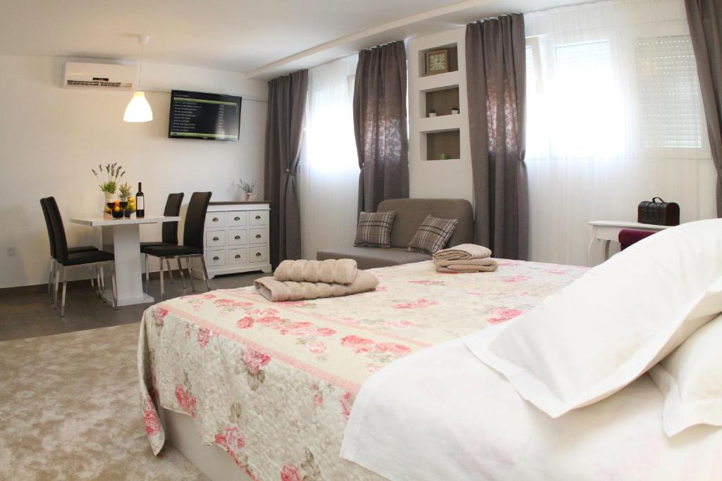 斯普利特米拉库尔一室公寓的卧室配有一张床和一张桌子及椅子