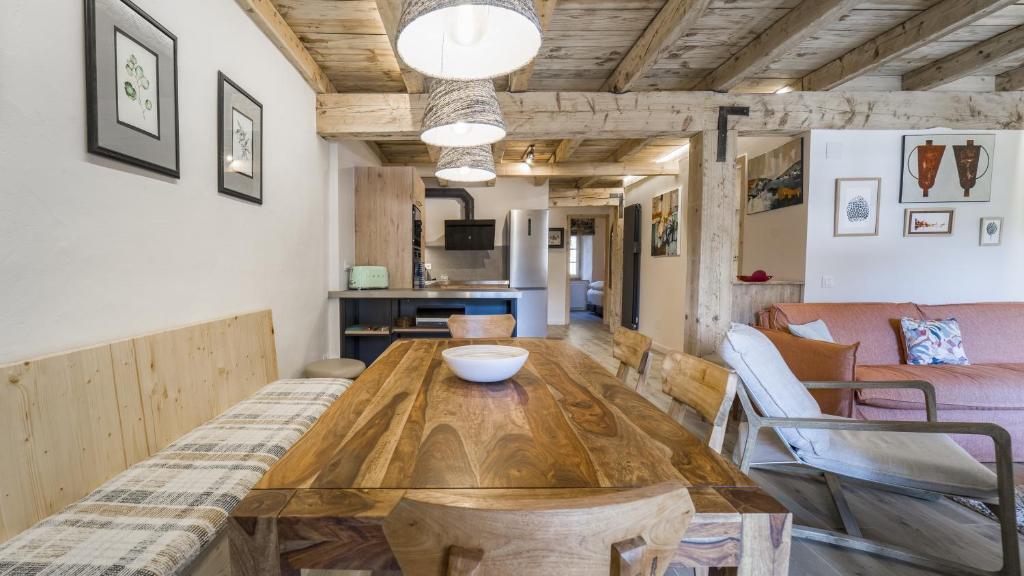 埃尔塔特Pleta del Tarter Lodge的客厅配有木桌和椅子