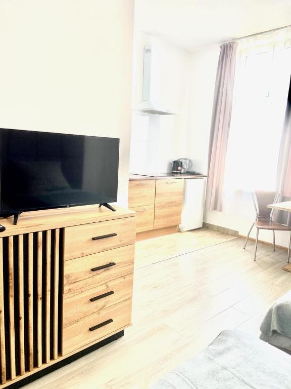 莱格尼察DOMAX的客厅配有木梳妆台上的电视