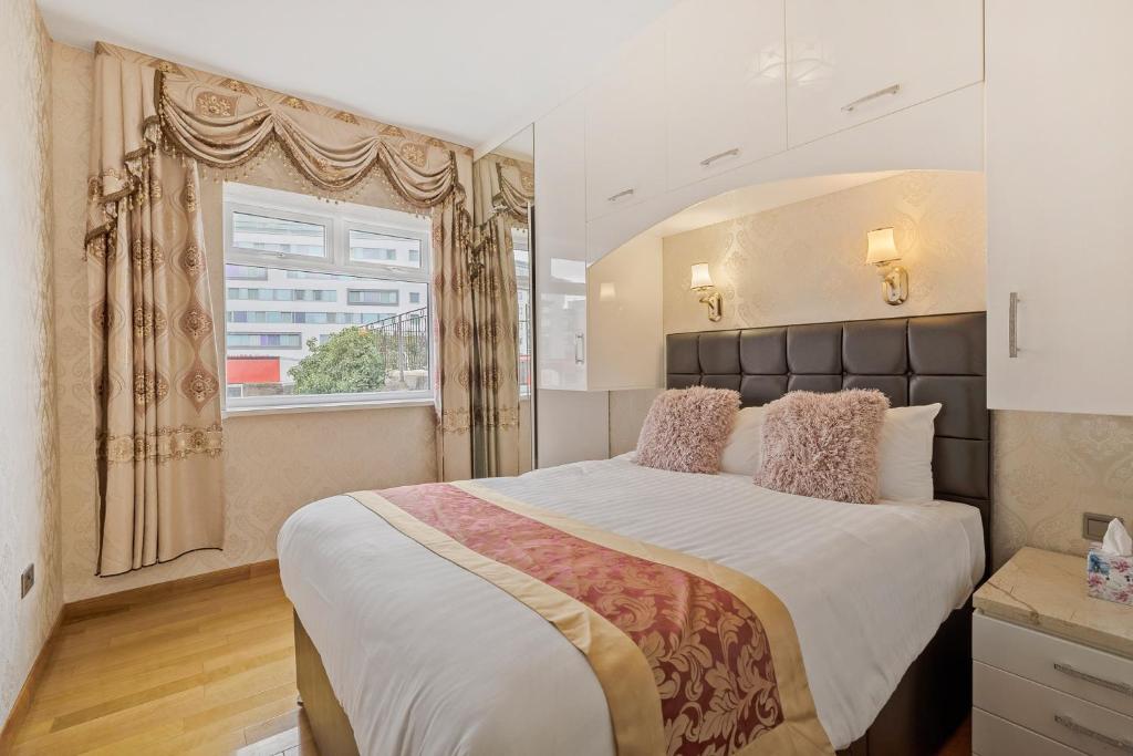 普里茅斯Luxury Oceana Apartment, Central City Centre, Newly Refurbished的一间卧室设有一张大床和一个窗户。
