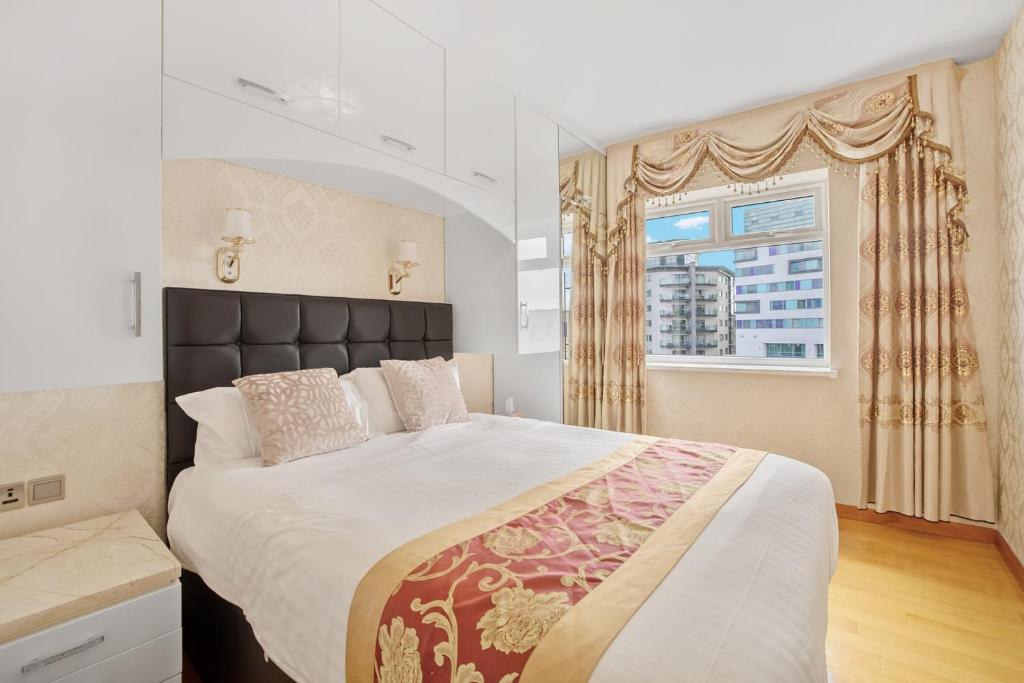 普里茅斯Luxury Mayflower Apartment, Central City Centre, Newly Refurbished的一间卧室设有一张大床和一个窗户。