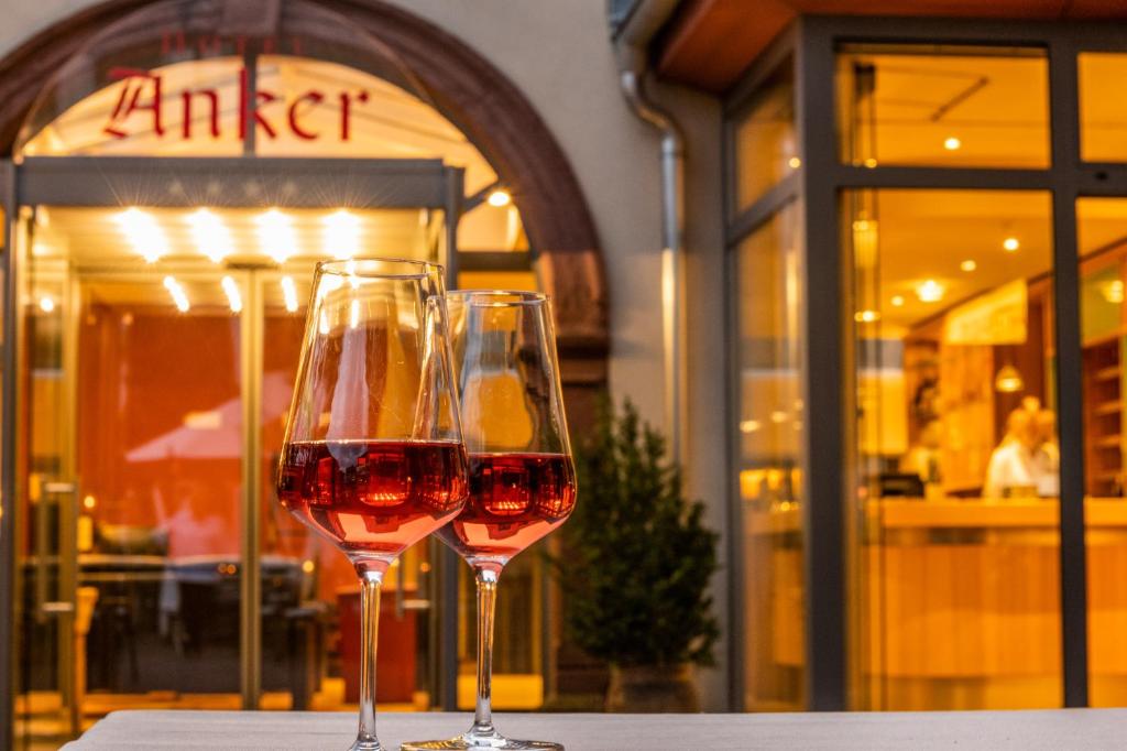 马尔克泰登费尔德Hotel & Weinhaus Anker的桌子上放两杯酒
