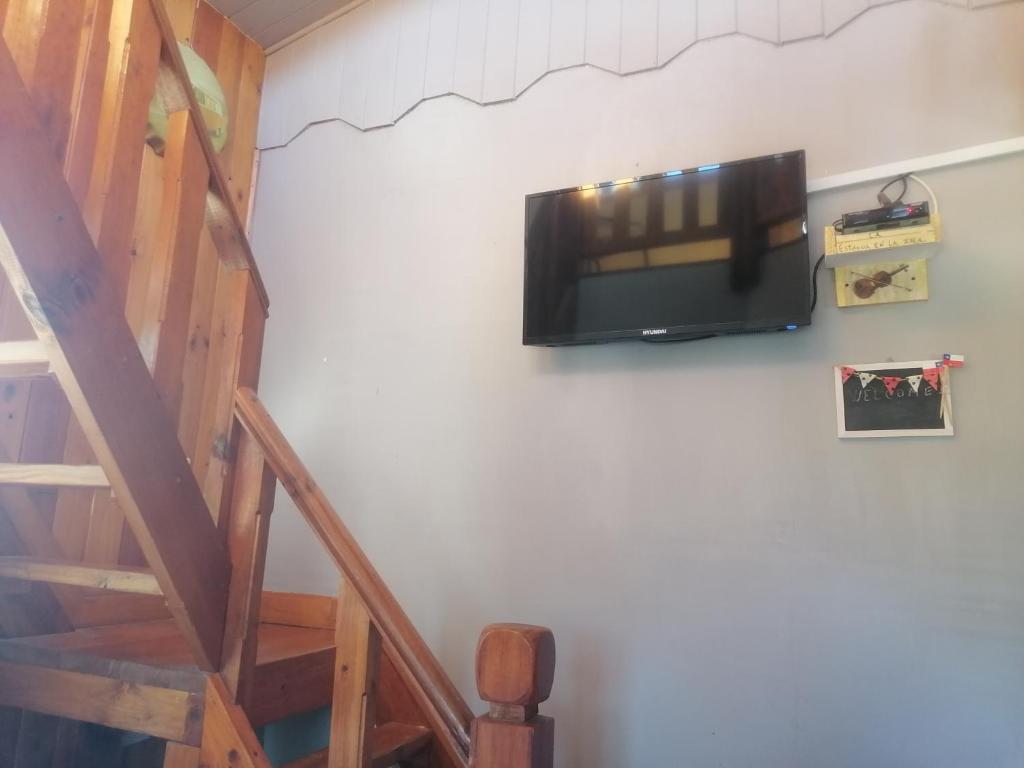 埃尔基斯科Habitación tipo Loft de la Estancia的挂在墙上的平面电视