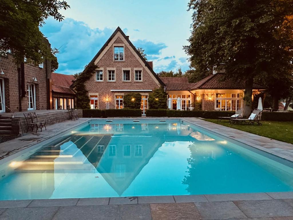 明斯特Landhaus Eggert的一座房子后院的游泳池