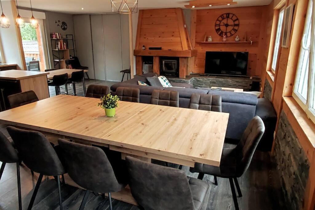 拉布雷斯Maison Gite Le Bressaud的用餐室配有大型木桌和椅子