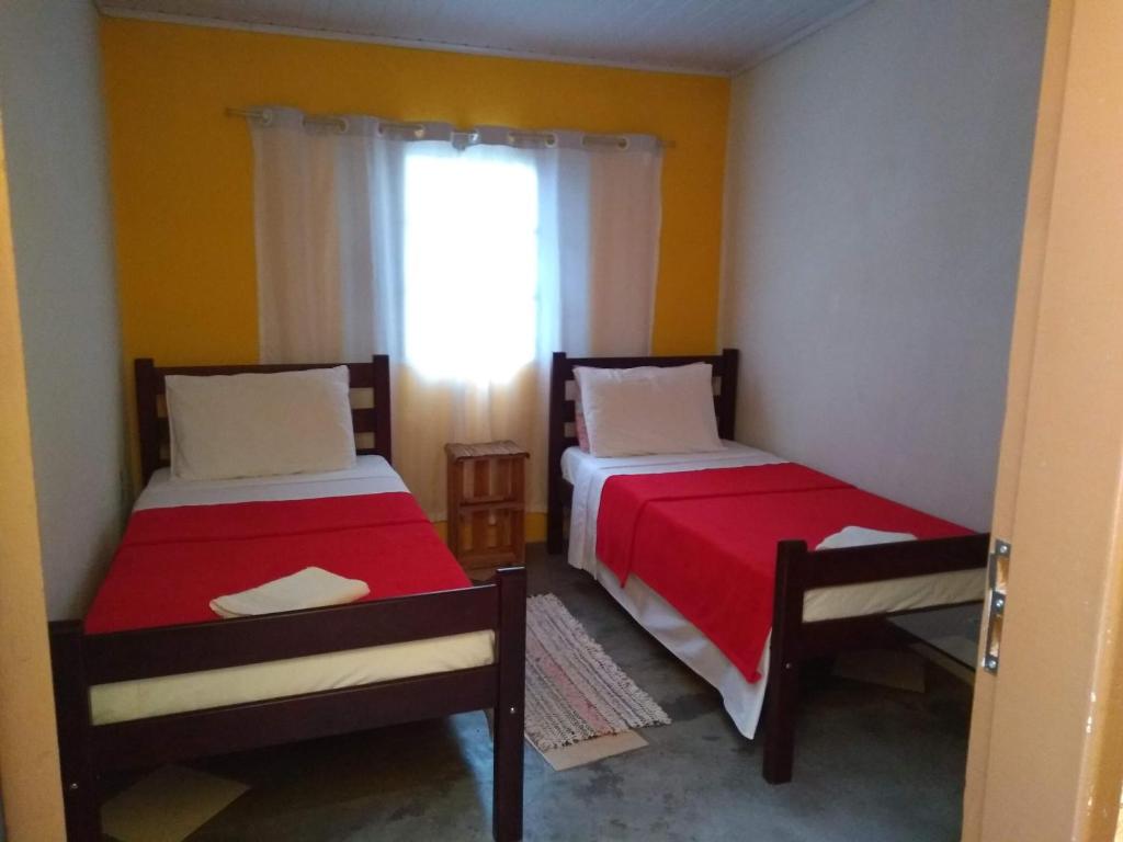 瓜拉雷马Recanto Cheio de Cheiro的小型客房 - 带2张床和窗户