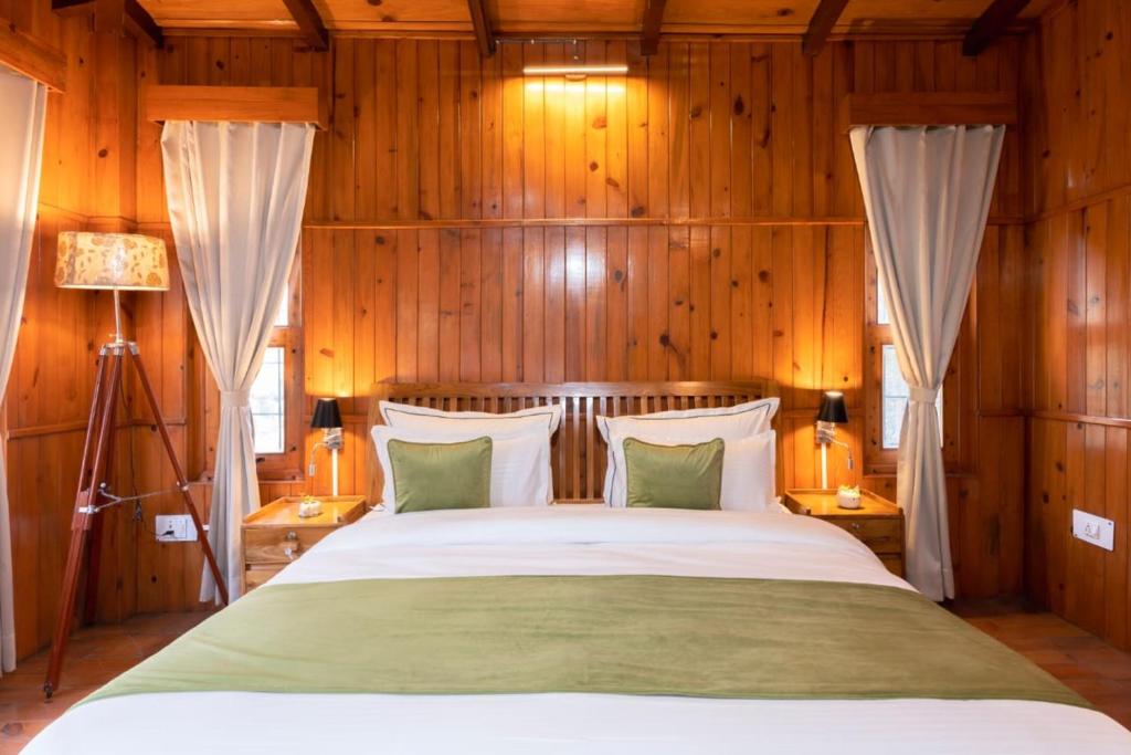 奈尼塔尔The Manora Woods Resort - Private Hill Top, Gethiya, Nainital的一间卧室配有一张带木墙的大床