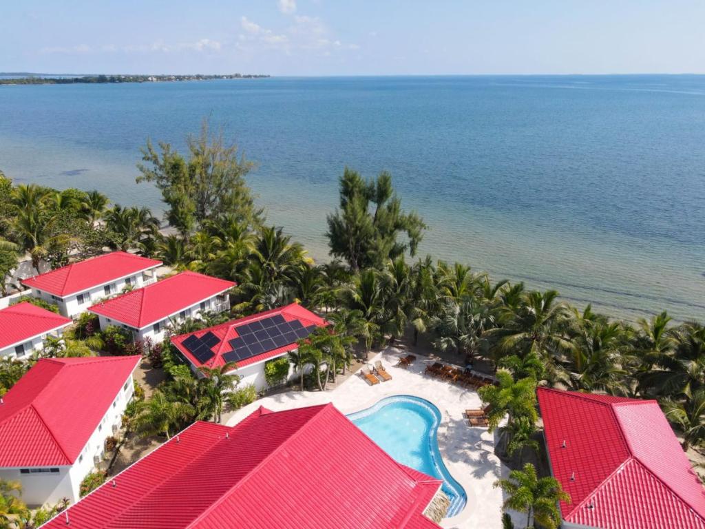 玛雅湾Ceiba Beach Resort的享有度假村和海洋的空中景致
