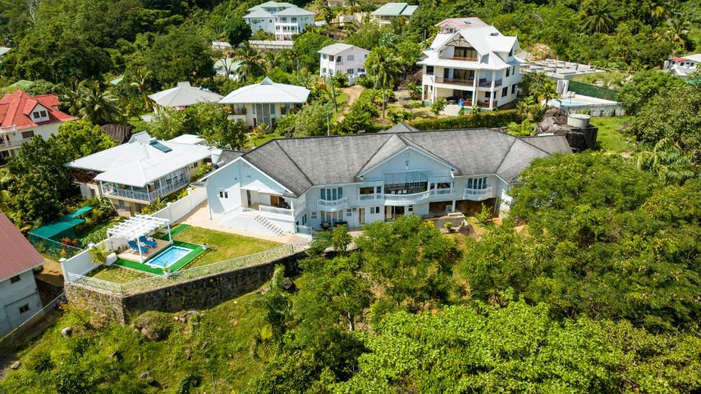 博瓦隆Luxurious 2-Bed Villa in Bel Ombre Mahe Seychelles的享有大房子空中美景,设有庭院