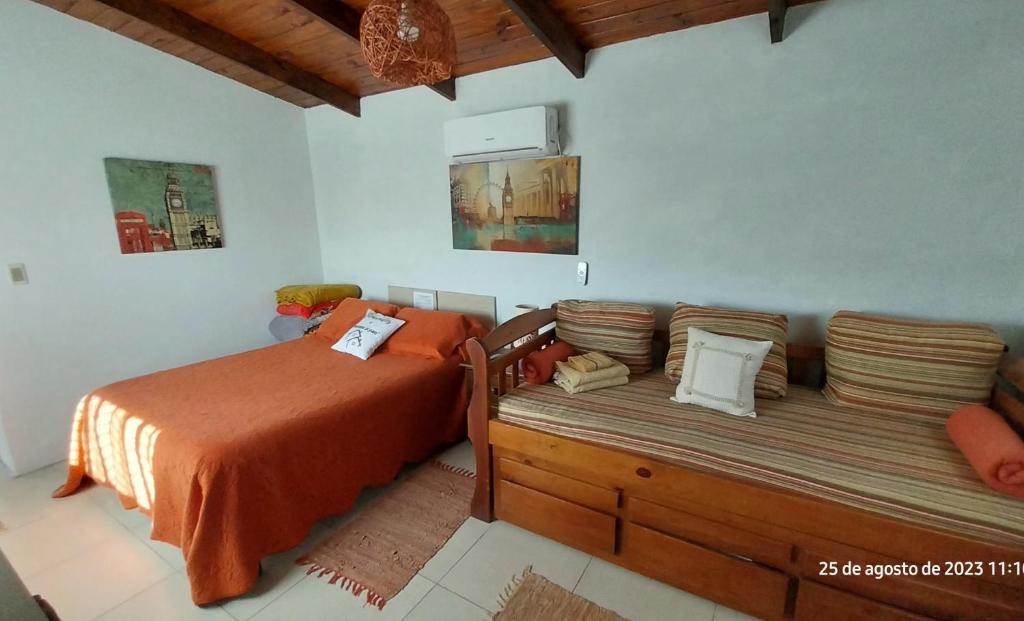 楚伊Descanso al Paso Chuy的一间卧室配有一张床和一张沙发