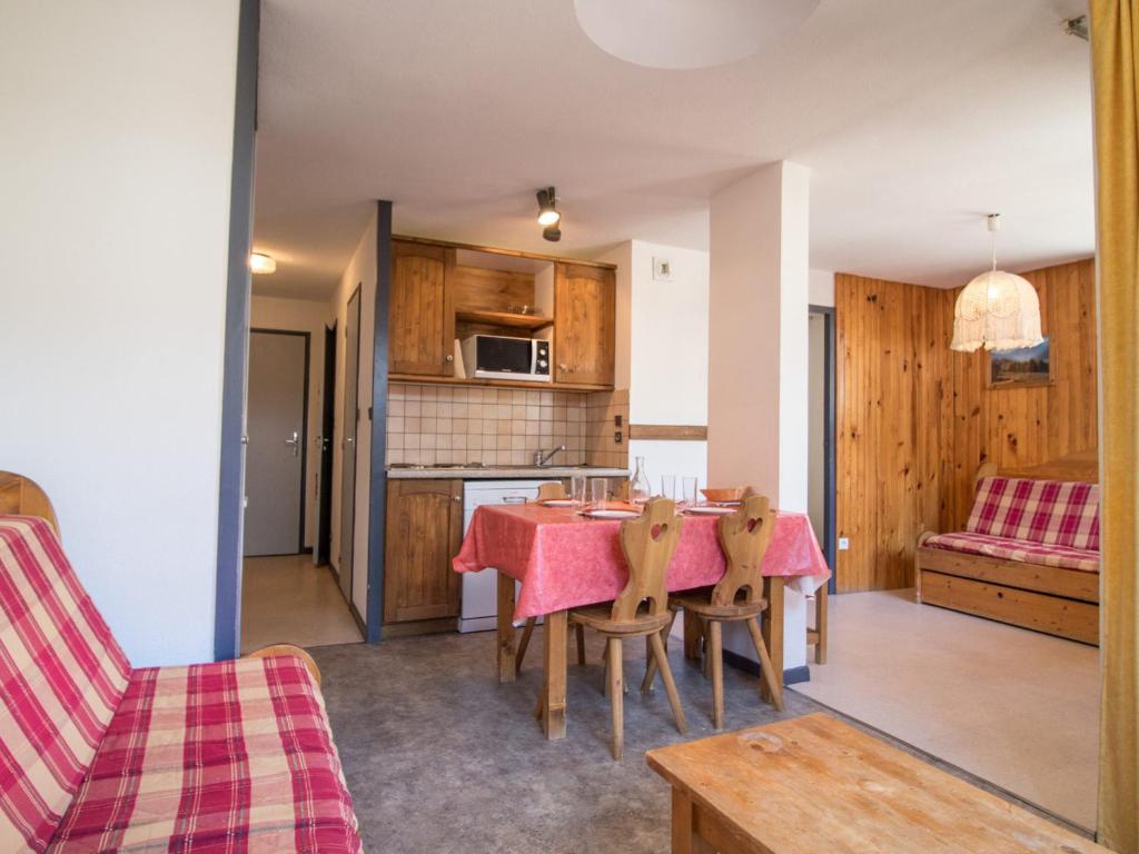 琴山朗勒堡Appartement Lanslebourg-Mont-Cenis, 2 pièces, 4 personnes - FR-1-508-71的厨房以及带桌椅的用餐室。