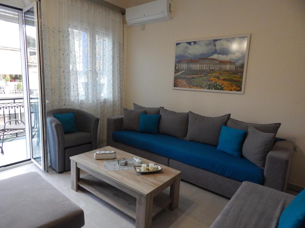 扎金索斯镇Vera City Apartment的客厅配有蓝色的沙发和桌子
